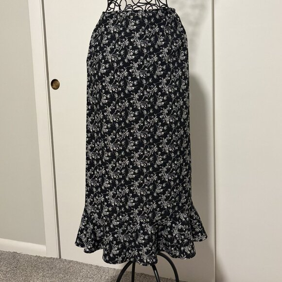 Christopher & Banks Dresses & Skirts - Christopher & Banks Womens Skirt Black & White Floral With Ruffle Size 16